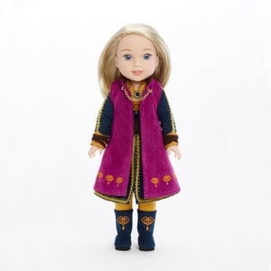 Puede incluir: Una mu&ntilde;eca con un vestido morado y dorado con un collar de cadena dorada. La mu&ntilde;eca tiene el pelo rubio y los ojos azules.