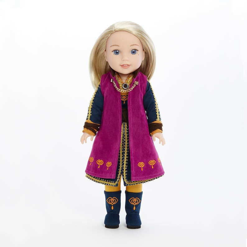 Puede incluir: Una mu&ntilde;eca con un vestido morado y dorado con un collar de cadena dorada. La mu&ntilde;eca tiene el pelo rubio y los ojos azules.