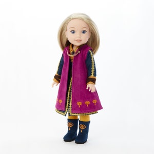 Puede incluir: Una mu&ntilde;eca con un vestido morado y dorado, un chaleco azul y botas a juego. La mu&ntilde;eca tiene el pelo rubio y los ojos azules.