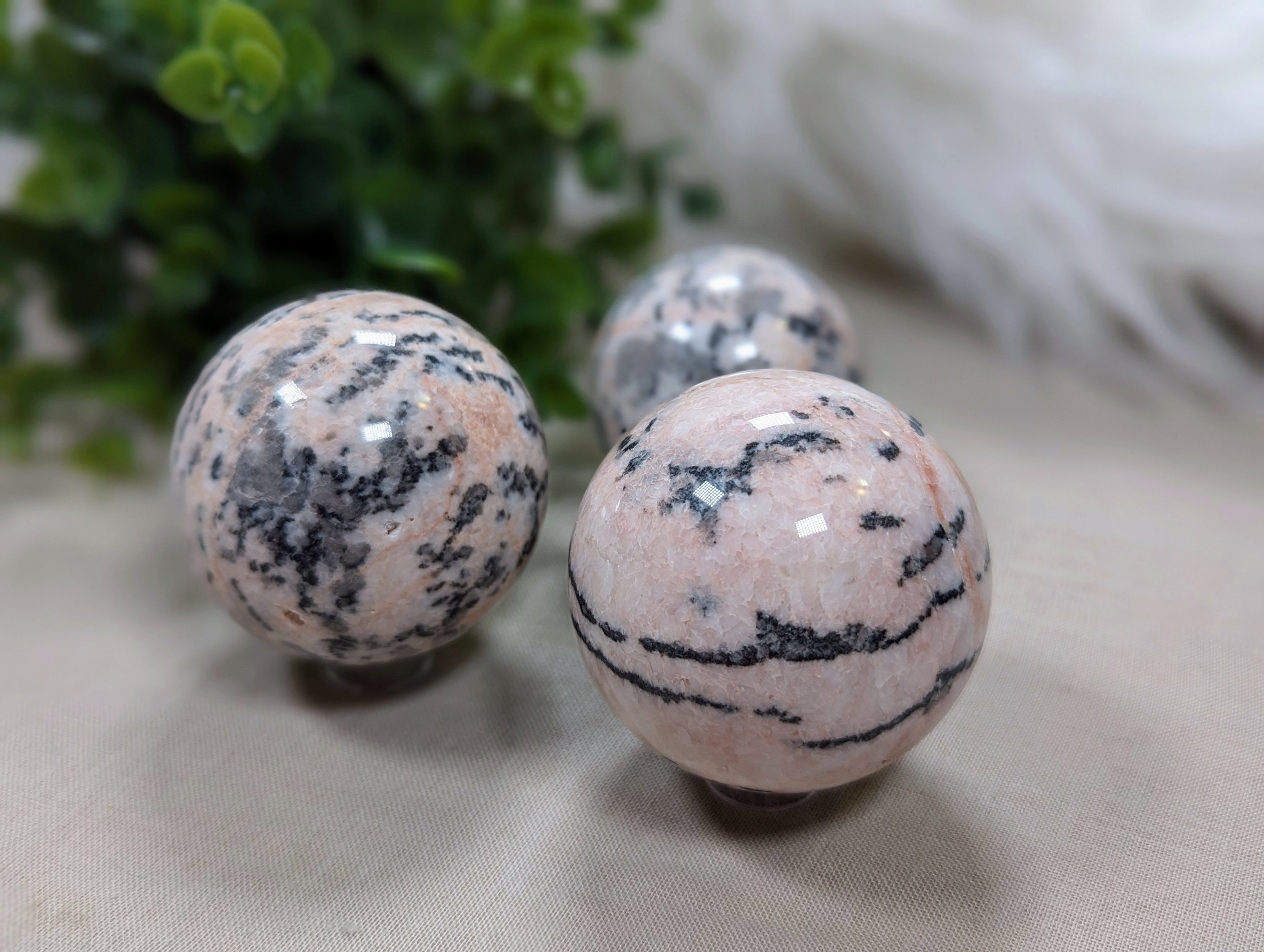 ピンクグレイニネススフィア♡ 木紋石No.2087 Pink Zebra Jasper Sphere | Crystal | Gemstone | Healing