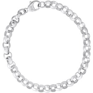 Op de afbeelding: Een zilverkleurige bedelarmband met een reeks onderling verbonden, afgeronde schakels. De armband heeft een karabijnsluiting. De sluiting is gemarkeerd met de letters "RQC".