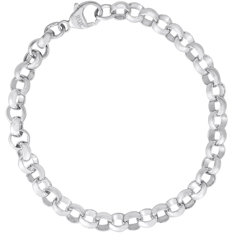 Op de afbeelding: Een zilverkleurige bedelarmband met een reeks onderling verbonden, afgeronde schakels. De armband heeft een karabijnsluiting. De sluiting is gemarkeerd met de letters "RQC".