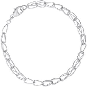 Op de afbeelding: Een zilverkleurige armband met een delicaat kettingontwerp. De armband bestaat uit onderling verbonden ovale en druppelvormige schakels, vastgezet met een karabijnsluiting. De sieraden zijn een eenvoudig, elegant accessoire.