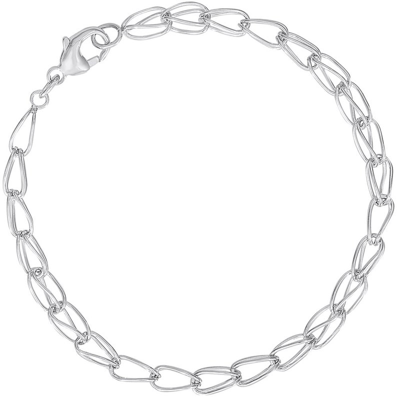 Op de afbeelding: Een zilverkleurige armband met een delicaat kettingontwerp. De armband bestaat uit onderling verbonden ovale en druppelvormige schakels, vastgezet met een karabijnsluiting. De sieraden zijn een eenvoudig, elegant accessoire.