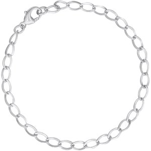 Op de afbeelding: Een zilverkleurige bedelarmband met ovale schakels. De armband heeft een karabijnsluiting. De schakels zijn uniform van grootte en vorm, waardoor een doorlopende ketting ontstaat. De armband is ontworpen om bedels te bevatten.