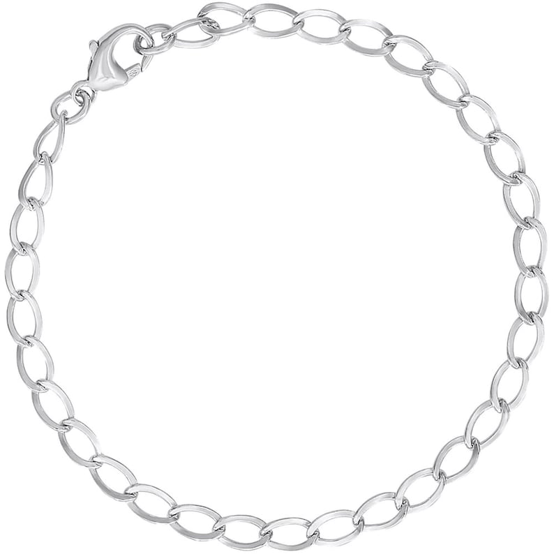 Op de afbeelding: Een zilverkleurige bedelarmband met ovale schakels. De armband heeft een karabijnsluiting. De schakels zijn uniform van grootte en vorm, waardoor een doorlopende ketting ontstaat. De armband is ontworpen om bedels te bevatten.