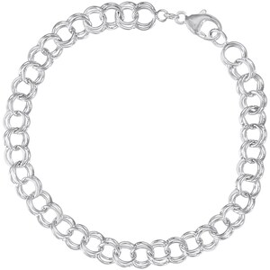 Op de afbeelding: Een zilverkleurige bedelarmband met een reeks onderling verbonden, dubbel gekoppelde cirkelvormige segmenten. De armband heeft een karabijnsluiting. Het ontwerp is eenvoudig en elegant.