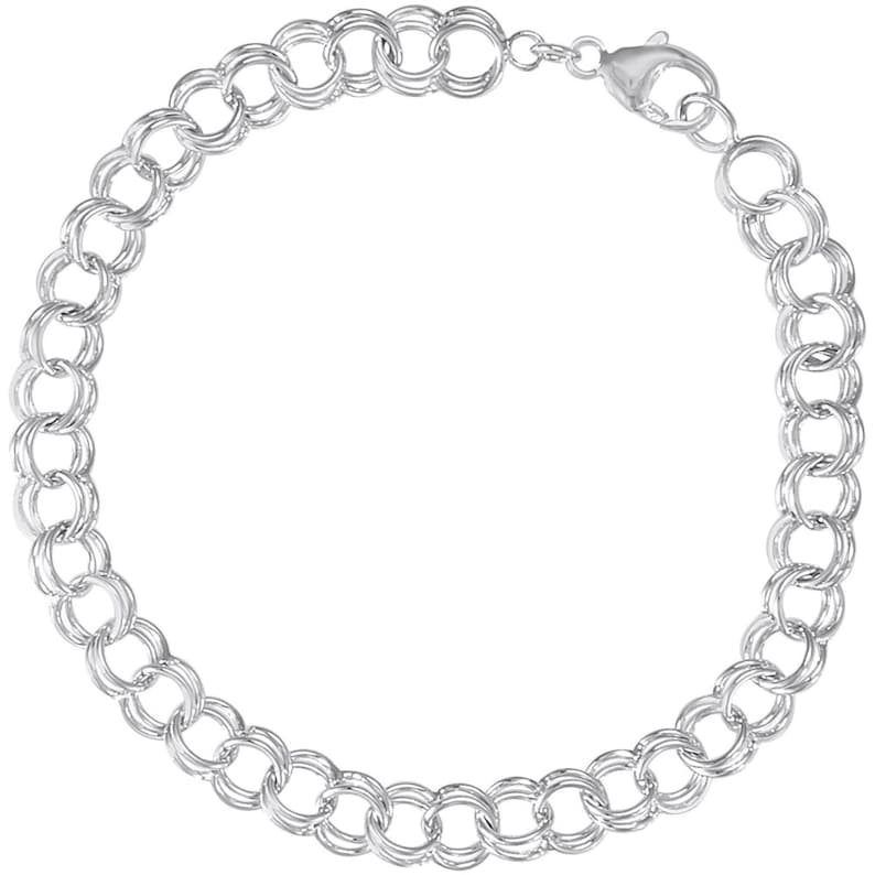Op de afbeelding: Een zilverkleurige bedelarmband met een reeks onderling verbonden, dubbel gekoppelde cirkelvormige segmenten. De armband heeft een karabijnsluiting. Het ontwerp is eenvoudig en elegant.