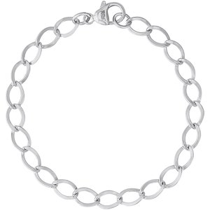 Op de afbeelding: Een zilverkleurige armband met een ketting van ovale schakels. De armband heeft een karabijnsluiting. Het metaal heeft een glanzend, reflecterend oppervlak. De lengte van de armband is ongeveer 19 cm.