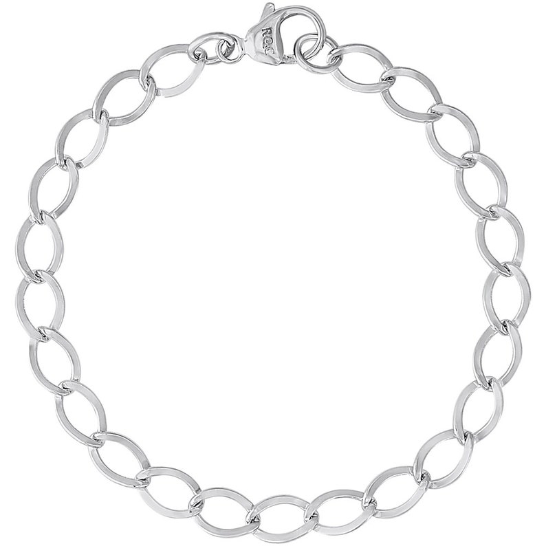 Op de afbeelding: Een zilverkleurige armband met een ketting van ovale schakels. De armband heeft een karabijnsluiting. Het metaal heeft een glanzend, reflecterend oppervlak. De lengte van de armband is ongeveer 19 cm.