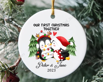 Adorno navideño de parejas de pingüinos, nuestro primer adorno navideño juntos, nuevo regalo de pareja, recuerdo familiar, personalizado R0014