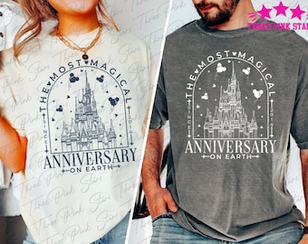 Può includere: Due t-shirt con un design grafico bianco del castello di Cenerentola con il testo "The Most Magical Anniversary on Earth" e gli anni "Since 2014".