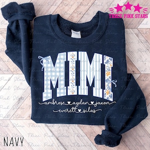 Könnte beinhalten: Marineblaues Sweatshirt mit dem Wort "MIMI" in einer Mischung aus blauem Vichy-Karo, Streifen und floralen Mustern. Die Namen "ambrose", "aydan", "jaxon", "everett" und "silas" sind darunter geschrieben. Das Sweatshirt hat einen Rundhalsausschnitt und lange Ärmel.