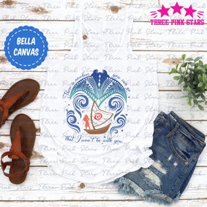 Op de afbeelding: Een wit tanktop met een blauwe en groene afbeelding van een zeilboot en golven. De afbeelding bevat de tekst "There is nowhere you can go that I won't be with you..."