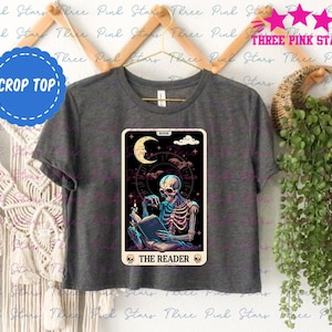 Top corto de lector, camiseta corta de la carta del tarot del lector, camiseta de lectura de esqueleto, regalo para amantes de los libros, regalo literario E5550