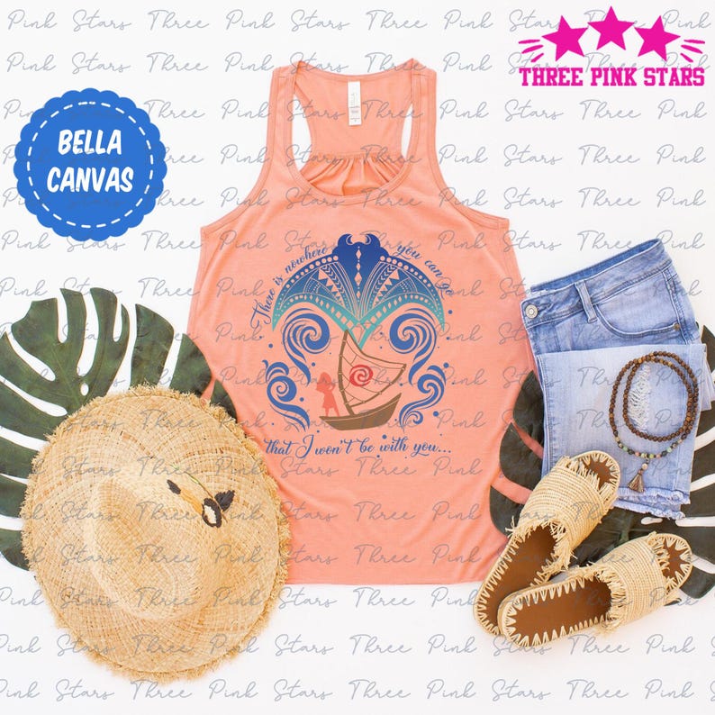 Op de afbeelding: Een perzikkleurig tanktop met een blauw en groen grafisch ontwerp met een boot en de tekst "There is nowhere you can go that I won't be with you..." Het tanktop ligt op een wit oppervlak met een strohoed, sandalen en een blauwe spijkerbroek.