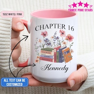 Peut inclure: Mug en céramique blanche et rose avec l'inscription "CHAPTER 16" et le nom "Kennedy". La tasse présente des illustrations florales et des piles de livres avec des mots comme "Role Model" et "Brave". La tasse contient 444 ml.