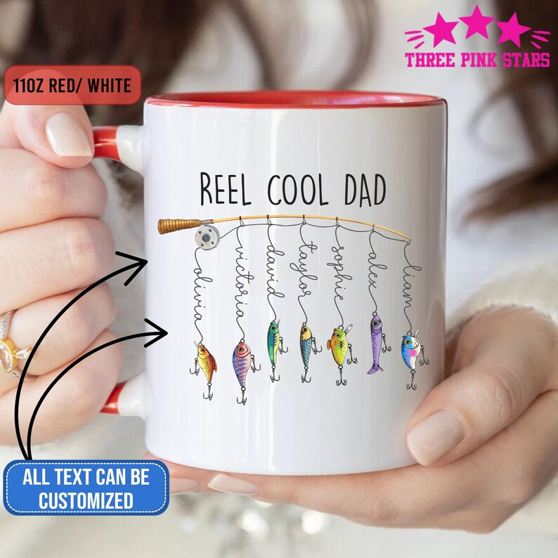 Op de afbeelding: Witte keramische mok met een rode binnenkant en handvat. De mok heeft de tekst "REEL COOL DAD" met vissenkunstaas en namen. De tekst "ALL TEXT CAN BE CUSTOMIZED" is ook zichtbaar.