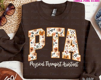 Könnte beinhalten: Dunkelbraunes Sweatshirt mit den Buchstaben "PTA" in einem floralen Design. Darunter steht der Text "Physical Therapist Assistant". Das Sweatshirt hat einen Rundhalsausschnitt.