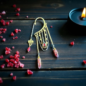 Pendiente de oreja de dragón: colgante de cristal de cuarzo rojo, sin perforación, estilo gótico, ideal para cosplay o ferias renacentistas.