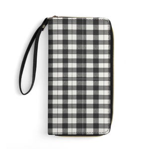 Bolso de mano de piel sintética en blanco y negro con diseño de cuadros vichy, con correa, ranuras para tarjetas y bolsillos con cremallera, bolso de mano a juego disponible.