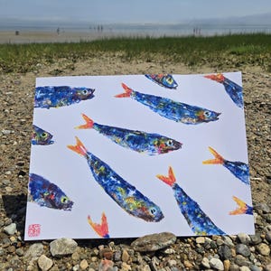 Sardinen-Schule, blauer Gyotaku-Sardinendruck