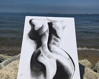 Abstrakt figurativt konsttryck i träkol, kurvig kvinna – väggkonst med figurteckning