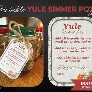 Może przedstawiać: Drukowane etykiety Yule Simmer Pot o rustykalnym designie na zielonym i brązowym tle z gałązkami sosny i białą obwódką. Tekst na etykiecie brzmi "Yule Simmer Pot" i zawiera instrukcje dotyczące przygotowania potrawy. Tekst zawiera również zwrot "Blessed Yule!" i "Love."