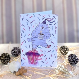 Carte d'anniversaire verticale chat dans un chapeau d'anniversaire avec gâteau sur la boîte/ carte de voeux/ carte vierge/ carte pliante/ carte 4 x 6"/ cartes d'anniversaire/ art de chat