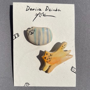 Handmade ceramic cat pins/ Ceramic Set of 2 Pins/ Cat Pins/ Fun Broches/ Cute cat lover gift/ Cat Pins for Cat Lovers