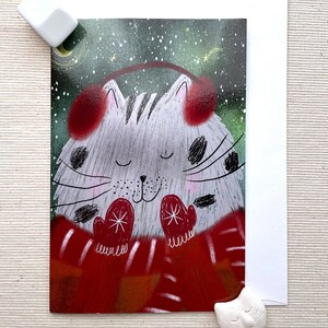 Tarjeta de felicitación acogedora de gato de invierno (4" x 6") con sobre: adorable gato navideño con guantes, interior en blanco para cálidos deseos de invierno