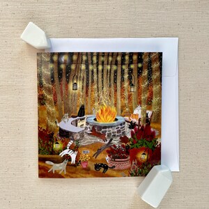 Soirées d'automne enchantées : un chat se réunissant autour d'un feu de camp - Carte de voeux chats des forêts magiques, 12,7 x 12,7 cm (5 x 5 po.)