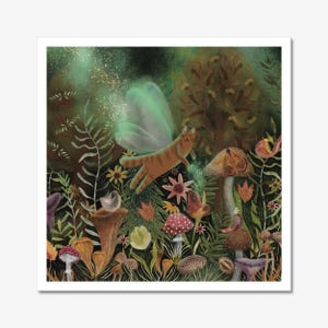 Op de afbeelding: Een fantasievolle illustratie van een kat met feeënvleugels die door een bos vliegt. De kat is oranje en bruin met een groene en blauwe feeënvleugel. Het bos is gevuld met paddenstoelen, bloemen en andere planten. De achtergrond is donkergroen met een lichtgroene gloed.