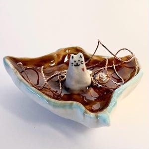Handmade ceramic cat ring dish/ Ceramic jewelry holder/ Fun trinket holder/ Ceramic trinket dish/ Cute cat lover gift