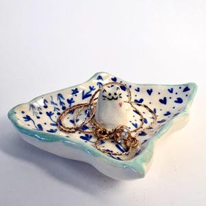 Handmade ceramic cat ring dish/ Ceramic jewelry holder/ Fun trinket holder/ Ceramic trinket dish/ Cute cat lover gift
