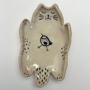 Plato de gato hecho a mano con pájaro: joyero de gres, plato de cerámica para baratijas, plato para aperitivos, regalo para amantes de los gatos