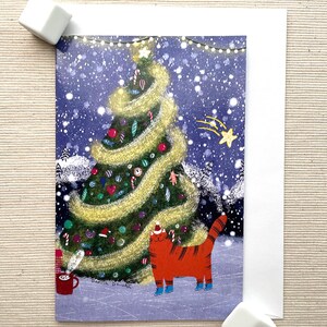 Carte de voeux festif avec chat et sapin de Noël (4 x 6 po.) avec enveloppe - scène de vacances fantaisiste, intérieur vierge pour des messages personnalisés