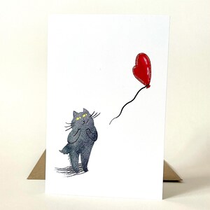 Chat regardant un ballon en forme de coeur / carte de voeux verticale / carte pliante / carte vierge 4 "x 6" / carte sur le thème du chat / carte de la Saint-Valentin