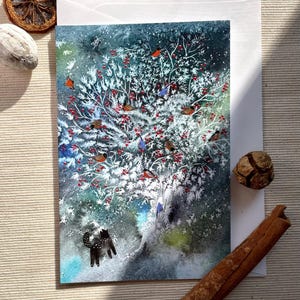 Besneeuwde bosvogels en nieuwsgierige kat winterwenskaart | Kerst- en nieuwjaarswensen | Feestelijk winters tafereel | 4 x 6 blanco binnenkant