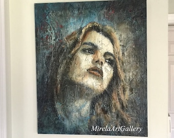 Puede incluir: Una pintura de la cara de una mujer con un fondo texturizado. La pintura está en tonos de azul, marrón y blanco. El cabello de la mujer es largo y fluido. La pintura está firmada "MirelaArtGallery".