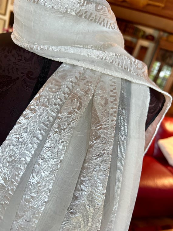 White Scarf with Macrame - image 5