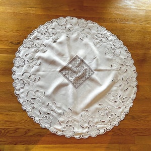 42 Inch Edwardian Linen Centerpiece