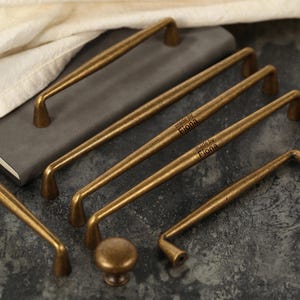 Tiradores y pomos de bronce antiguo grabados a medida para cajones, tiradores de latón envejecido para armarios, herrajes para muebles vintage.