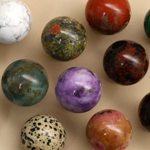 Individuell gravierter natürlicher Edelstein Sphere Schrankknopf, massiver Messing Basis Schubladenknauf, Luxus Kristall Möbelbeschläge, Boho Home Decor Bild 5