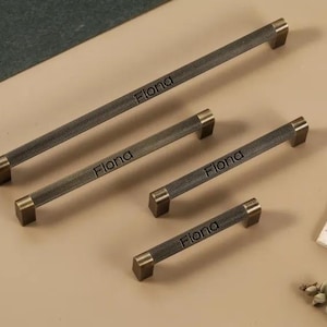 カスタム彫刻入り真鍮製ローレット加工アンティーク調キャビネットハンドル、ゴールドドアキッチンハンドルノブ、引き出しワードローブプル、家具金具