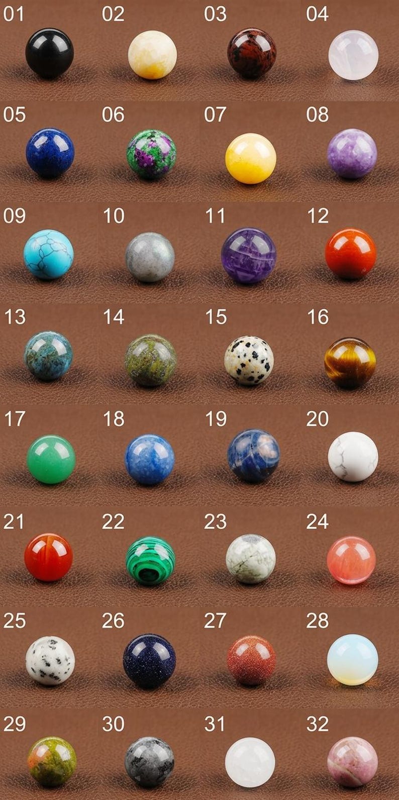 K&ouml;nnte beinhalten: Eine Sammlung von 32 Edelsteinperlen in verschiedenen Farben und Mustern. Die kugelf&ouml;rmigen Perlen sind in Reihen angeordnet und zeigen eine Reihe von Farbt&ouml;nen von Schwarz bis Wei&szlig;, einschlie&szlig;lich Blau, Gr&uuml;n und Rot. Jede Perle hat einen Durchmesser von etwa 1 cm.