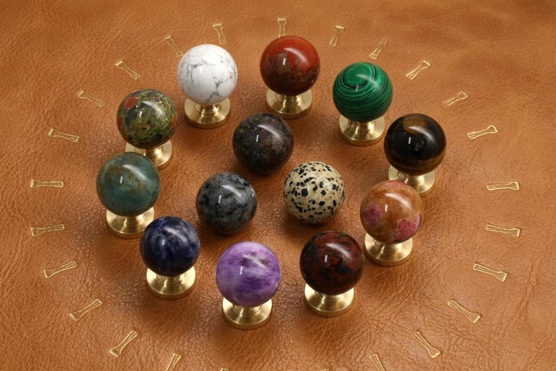 Individuell gravierter natürlicher Edelstein Sphere Schrankknopf, massiver Messing Basis Schubladenknauf, Luxus Kristall Möbelbeschläge, Boho Home Decor Bild 1