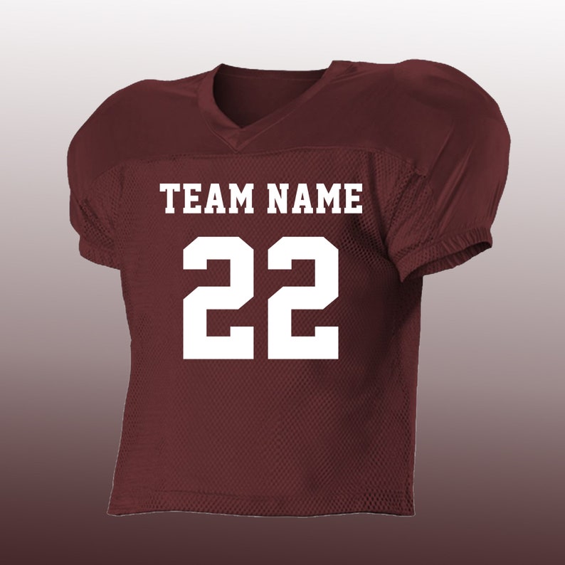 Peut inclure: Maillot de football bordeaux avec lettrage et chiffres blancs. Le maillot porte l'inscription "TEAM NAME" au-dessus du num&eacute;ro "22". Le maillot a un col en V et des &eacute;paules rembourr&eacute;es.