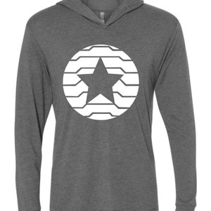 K&ouml;nnte beinhalten: Ein dunkelgraues Kapuzenshirt mit langen &Auml;rmeln und einem wei&szlig;en Sterndesign in einem Kreis. Der Stern hat f&uuml;nf Zacken, und der Kreis besteht aus horizontalen Linien. Das Shirt hat eine Kapuze und lange &Auml;rmel.