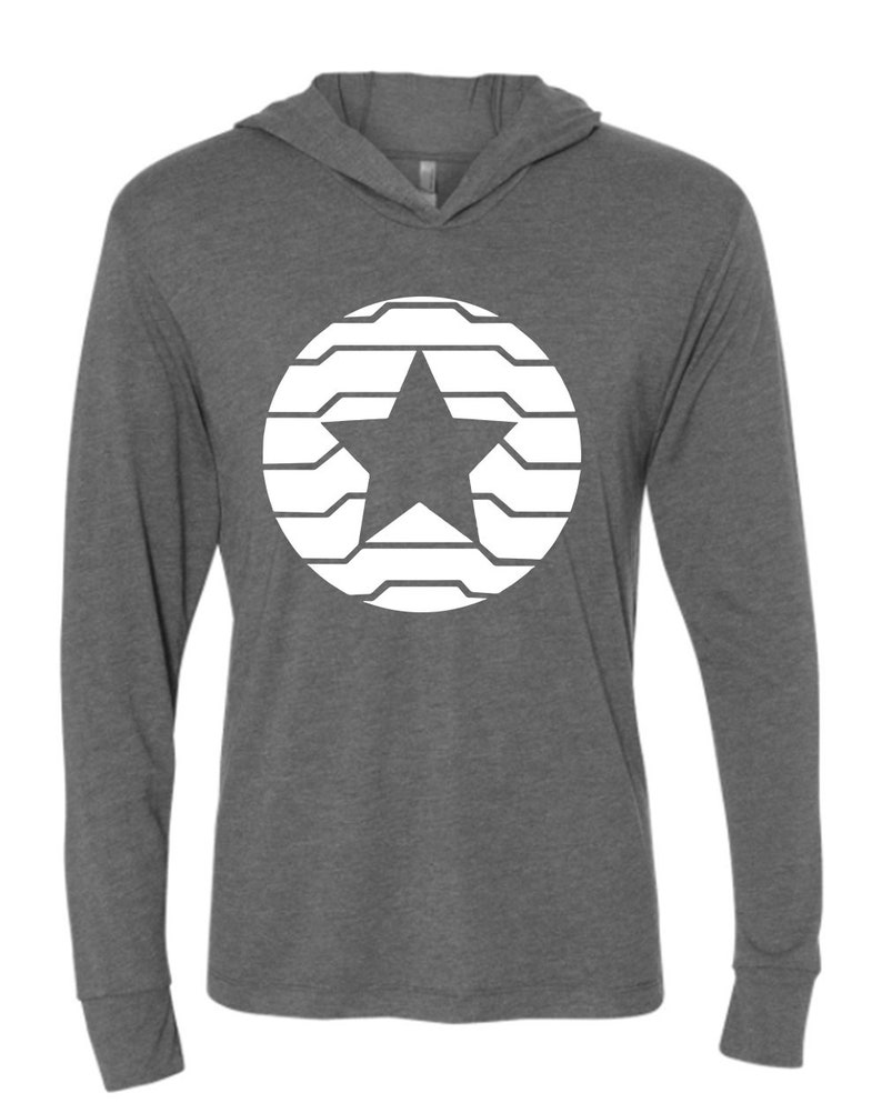 K&ouml;nnte beinhalten: Ein dunkelgraues Kapuzenshirt mit langen &Auml;rmeln und einem wei&szlig;en Sterndesign in einem Kreis. Der Stern hat f&uuml;nf Zacken, und der Kreis besteht aus horizontalen Linien. Das Shirt hat eine Kapuze und lange &Auml;rmel.